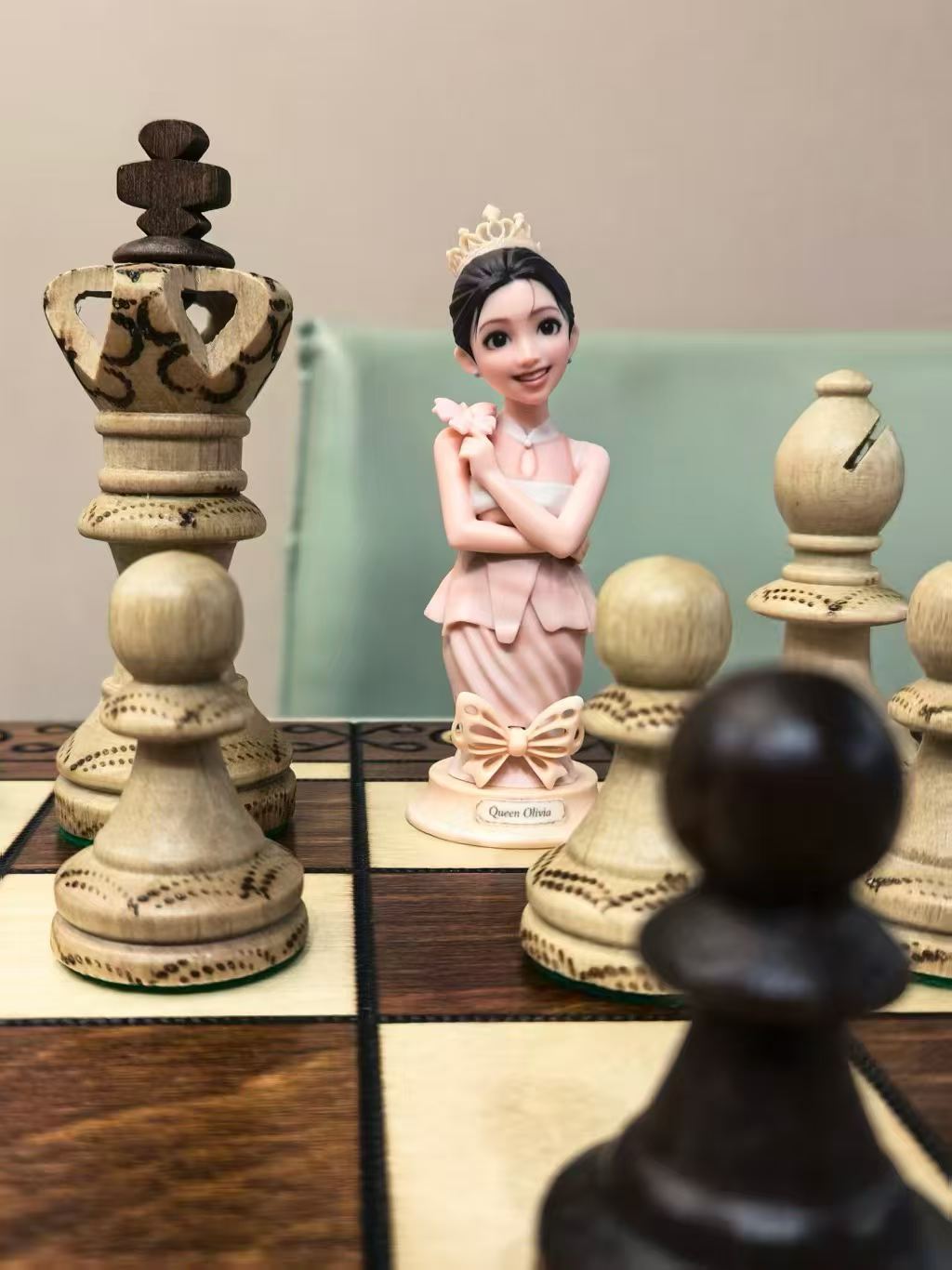 来自泰国的恐龙抗狼先生把女朋友做成棋子♟️藏在国际象棋里作为生日礼物，创意很哇塞，女友很尖叫